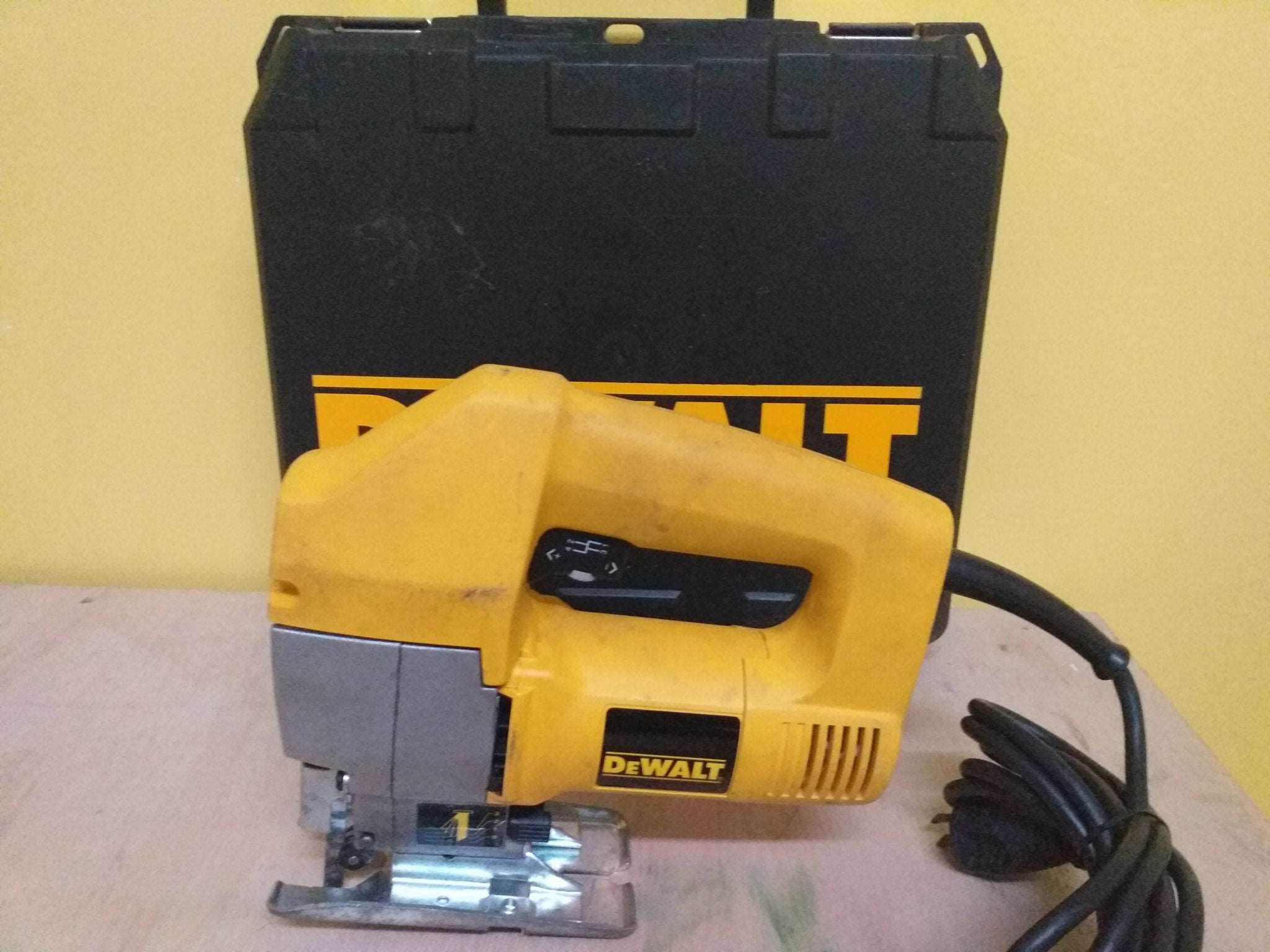 Caladora Dewalt DW318: Precisión en Cada Corte